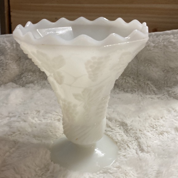 Milk glass vintage grape vine vase - Picture 2 of 3